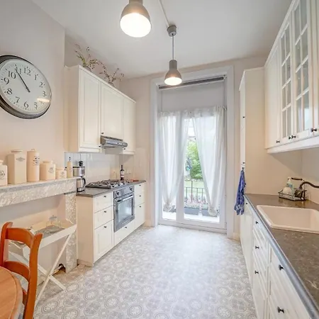 Huyze Elise Free Parking *